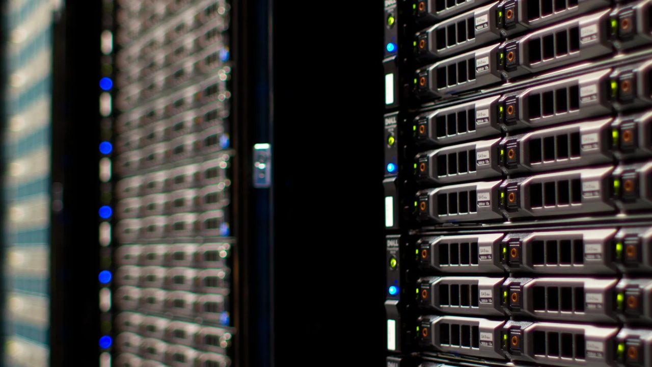 Baie de serveurs dans un datacenter